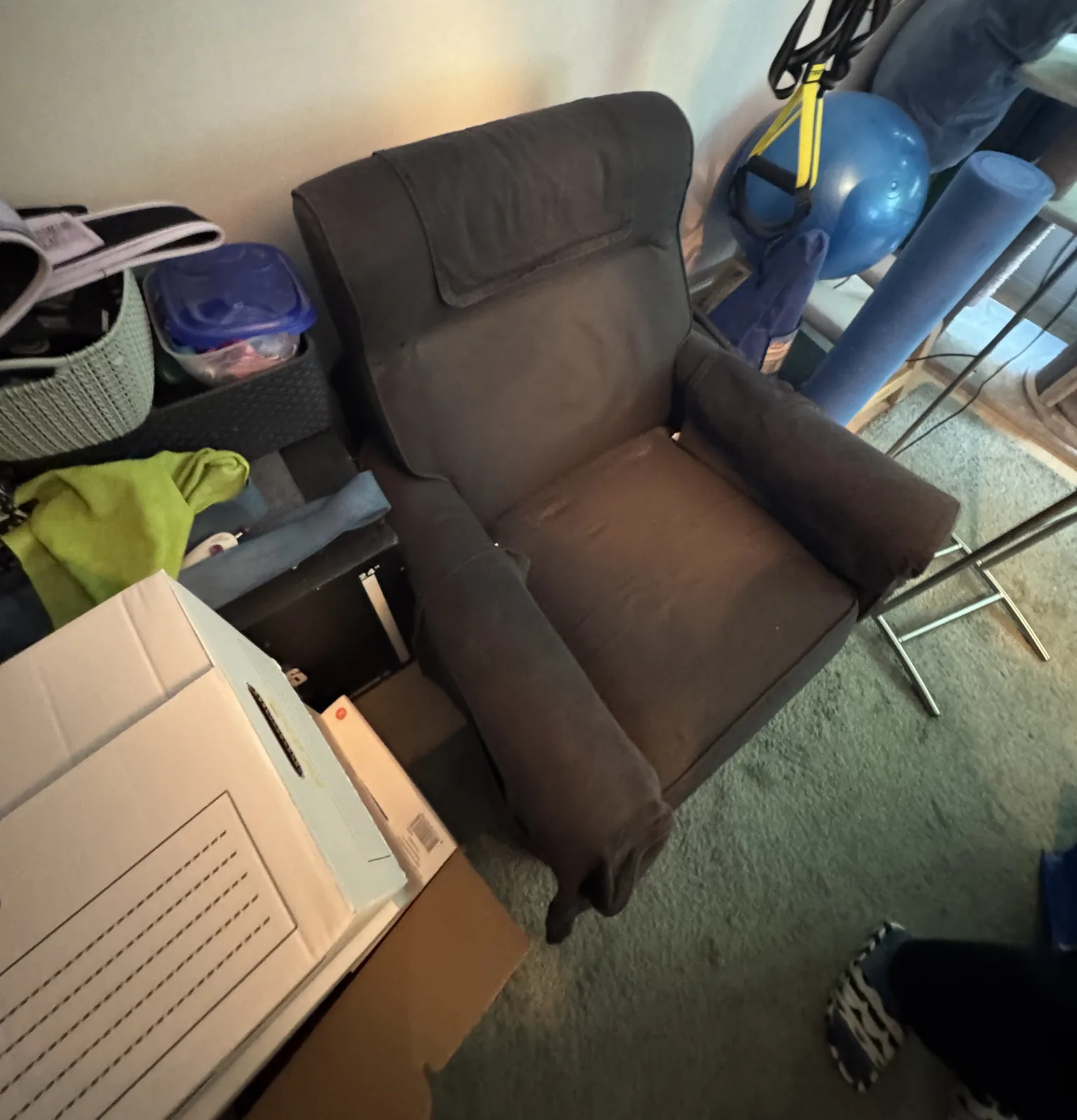 Oude fauteuil die wordt opgehaald uit een zolderkamer